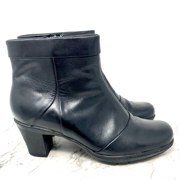 Clarks Black Leather Comfort Ankle Booties 7 Lagenlook Fall Winter Classic Chic - Picture 2 of 12